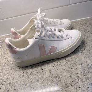 Women’s Vejas size 37, US size 6 like new!!